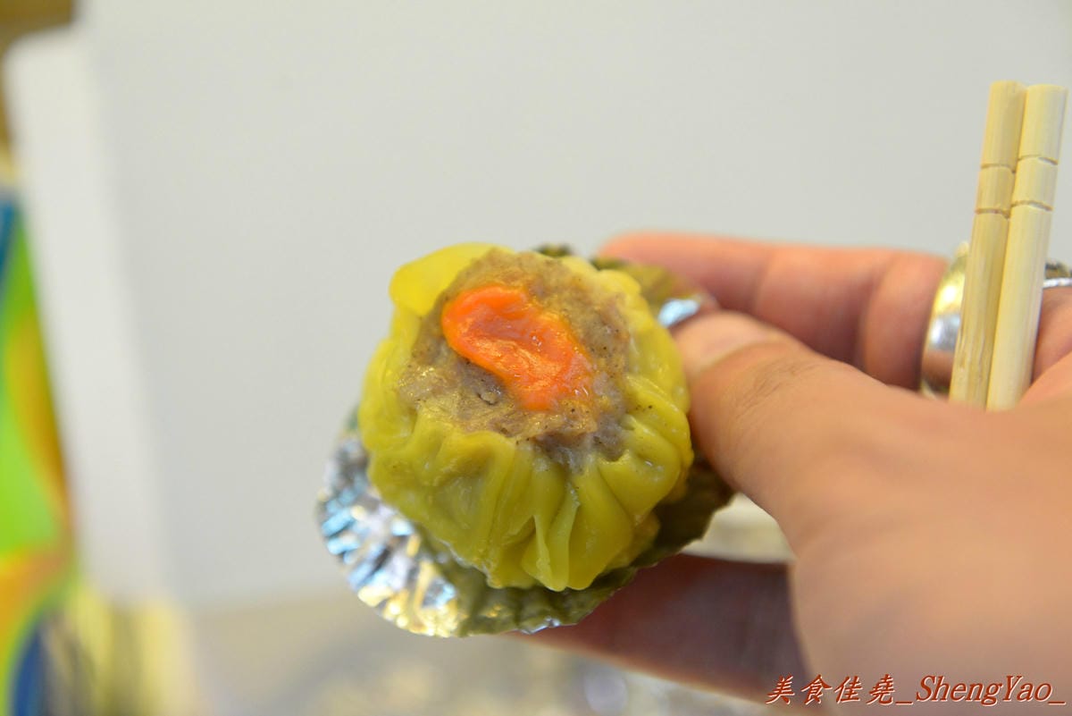 [台中西屯]林洋記香港燒賣 逢甲店 – 逢甲夜市散步美食又一家,多達20種以上的精緻港式燒賣可挑選,味道上還算不錯,年輕帥哥老闆態度親切。