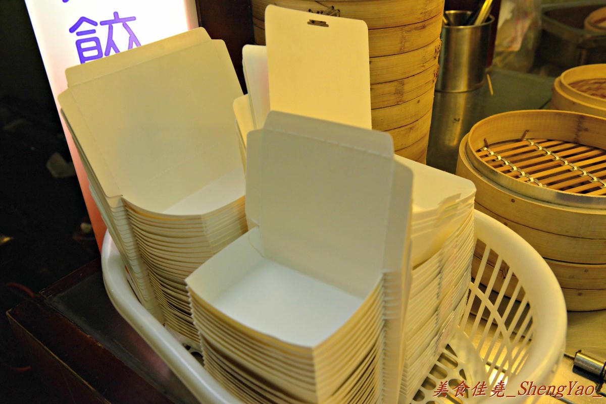 [台中西屯]林洋記香港燒賣 逢甲店 – 逢甲夜市散步美食又一家,多達20種以上的精緻港式燒賣可挑選,味道上還算不錯,年輕帥哥老闆態度親切。