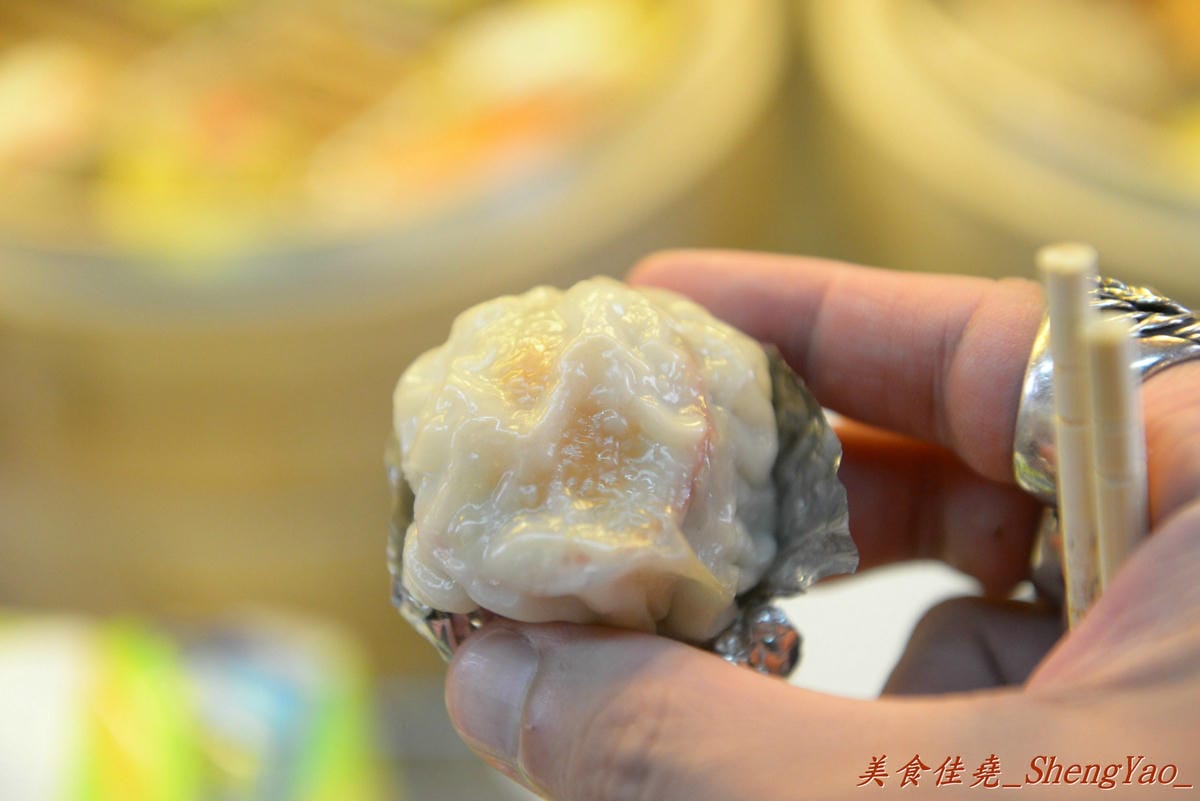 [台中西屯]林洋記香港燒賣 逢甲店 – 逢甲夜市散步美食又一家,多達20種以上的精緻港式燒賣可挑選,味道上還算不錯,年輕帥哥老闆態度親切。