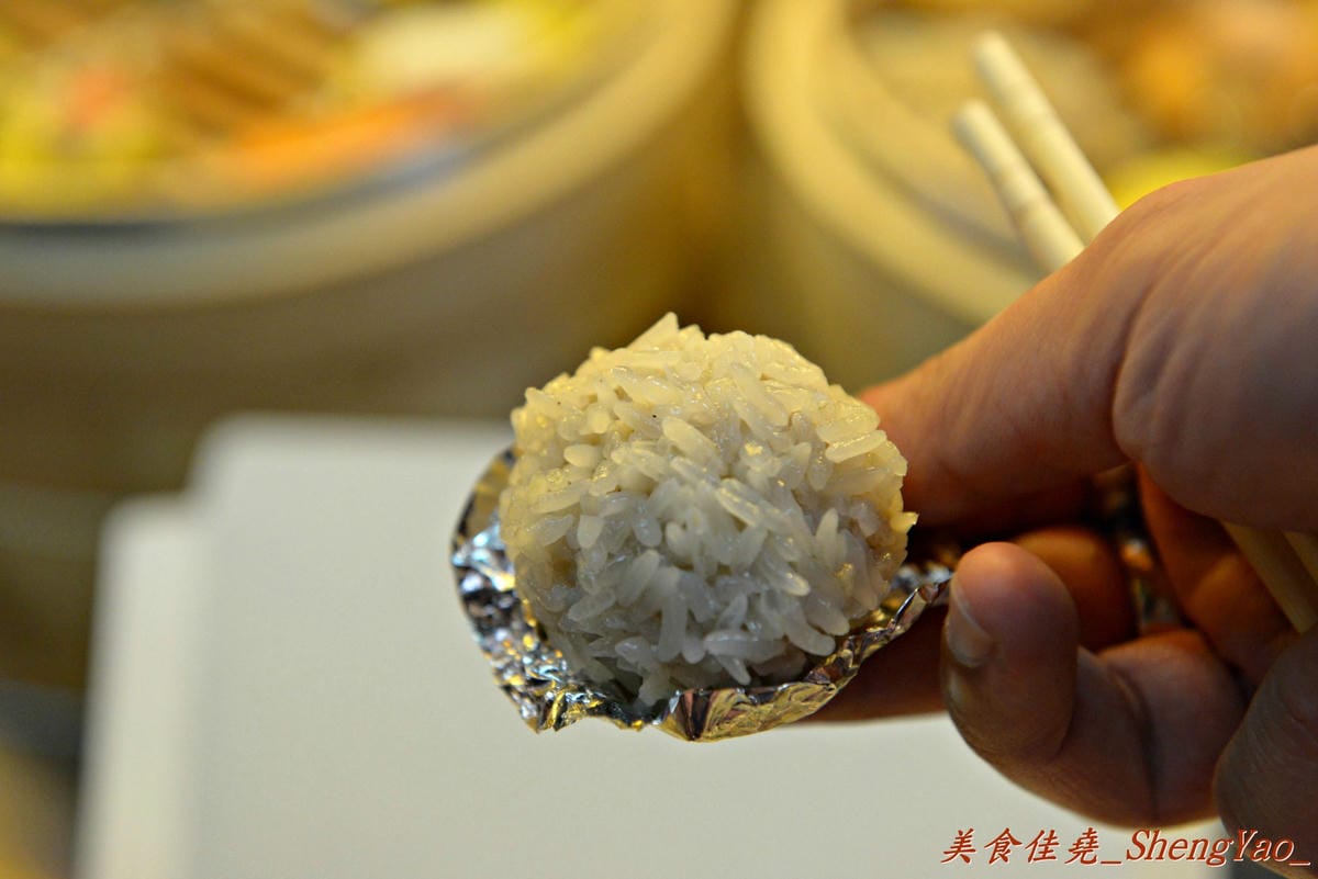 [台中西屯]林洋記香港燒賣 逢甲店 – 逢甲夜市散步美食又一家,多達20種以上的精緻港式燒賣可挑選,味道上還算不錯,年輕帥哥老闆態度親切。