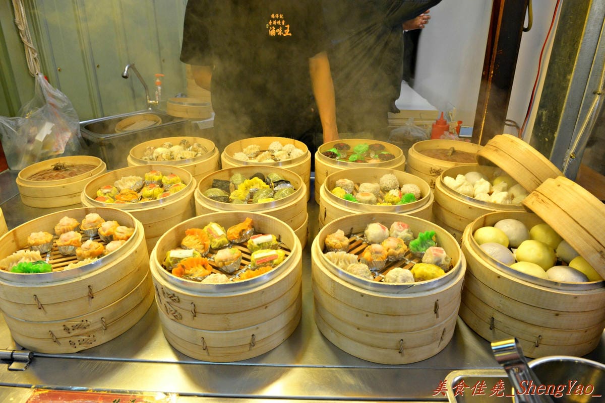 [台中西屯]林洋記香港燒賣 逢甲店 – 逢甲夜市散步美食又一家,多達20種以上的精緻港式燒賣可挑選,味道上還算不錯,年輕帥哥老闆態度親切。