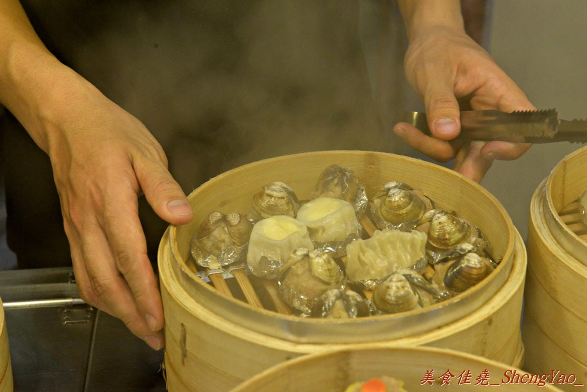 [台中西屯]林洋記香港燒賣 逢甲店 – 逢甲夜市散步美食又一家,多達20種以上的精緻港式燒賣可挑選,味道上還算不錯,年輕帥哥老闆態度親切。