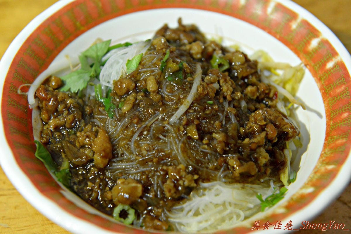 [台中清水]味香麵店 – 陪伴著無數在地清水人從小到大的回憶,素稱”高美大飯店”,簡單樸實的味道,便宜又大碗,每到中午用餐時段客人總是大排長龍。