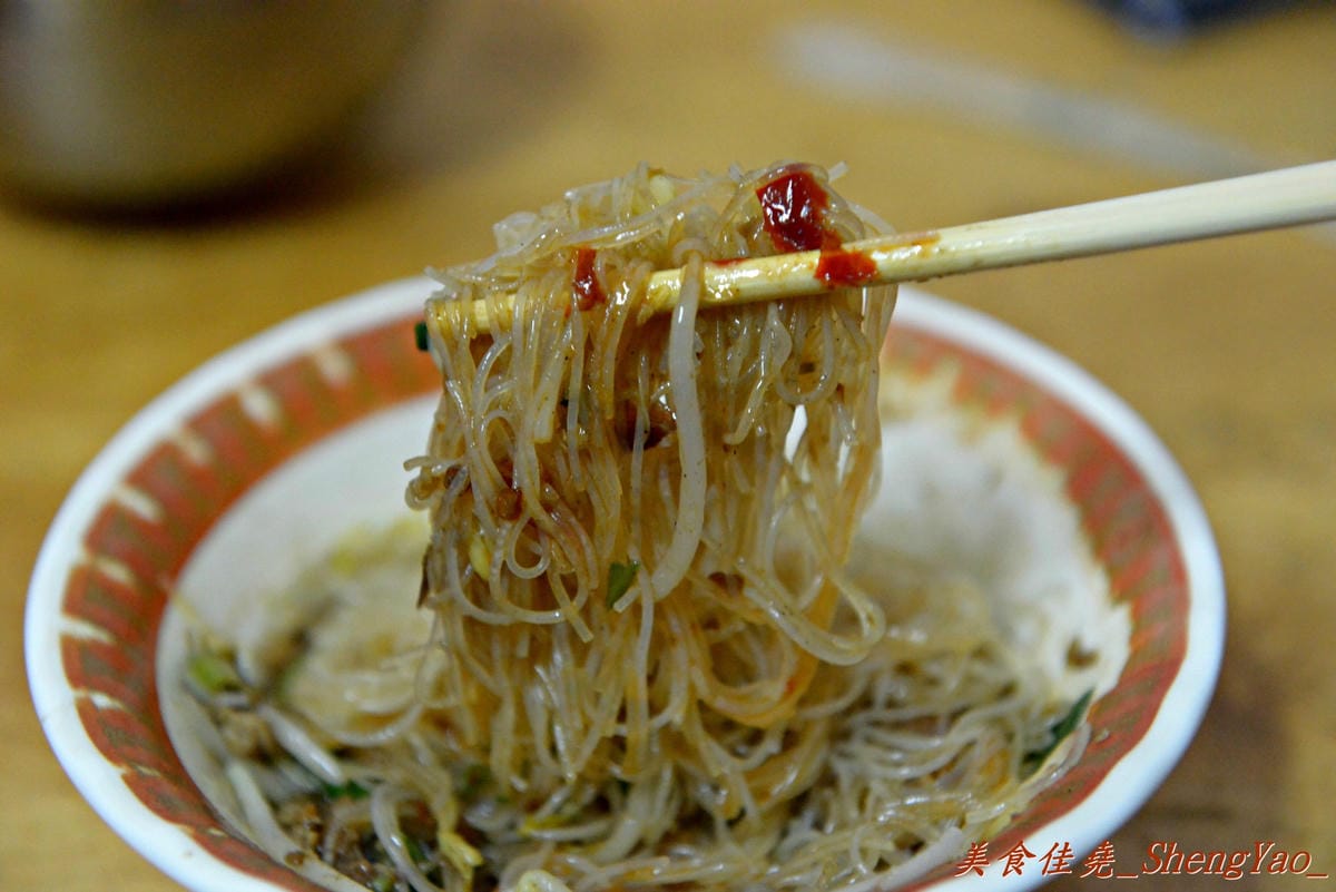 [台中清水]味香麵店 – 陪伴著無數在地清水人從小到大的回憶,素稱”高美大飯店”,簡單樸實的味道,便宜又大碗,每到中午用餐時段客人總是大排長龍。