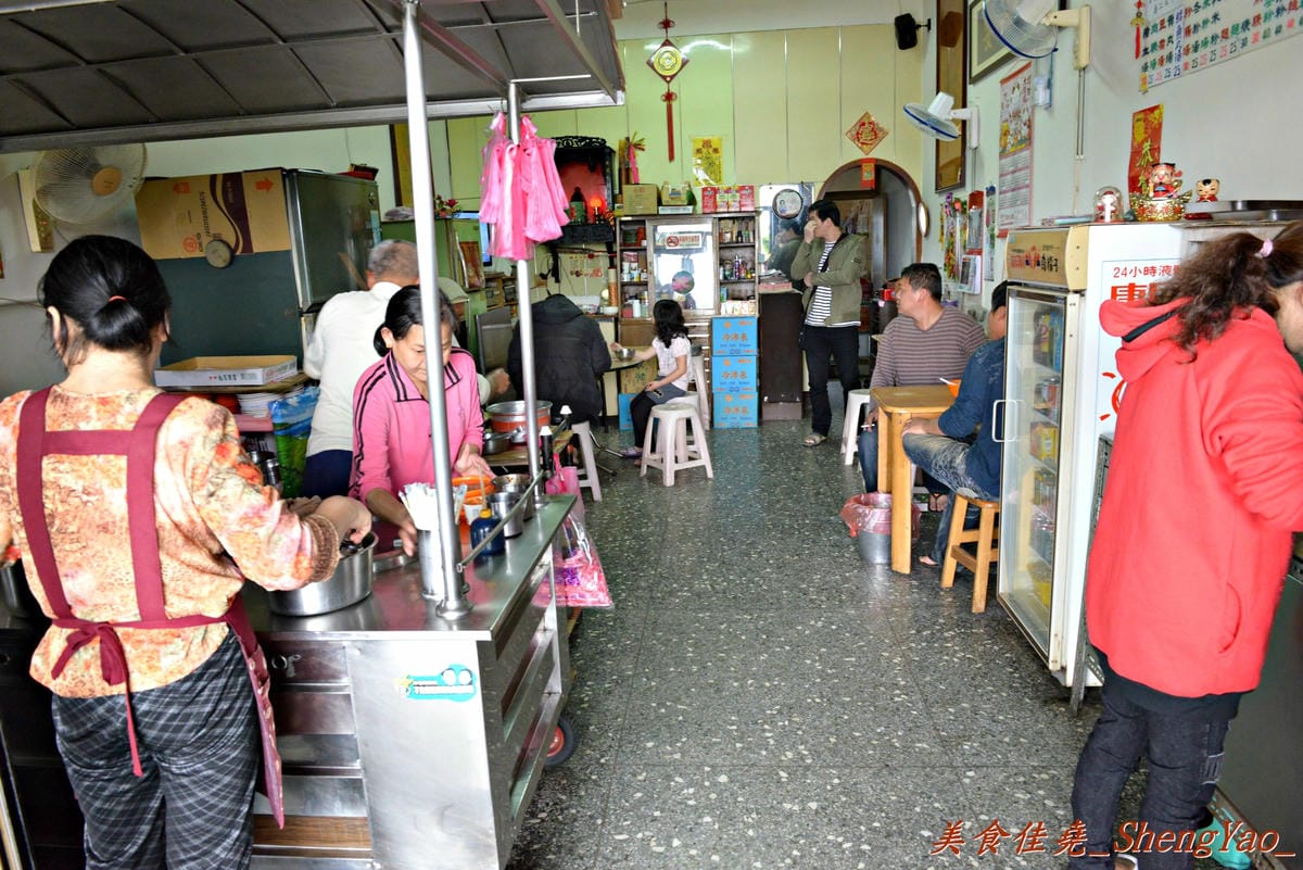 [台中清水]味香麵店 – 陪伴著無數在地清水人從小到大的回憶,素稱”高美大飯店”,簡單樸實的味道,便宜又大碗,每到中午用餐時段客人總是大排長龍。