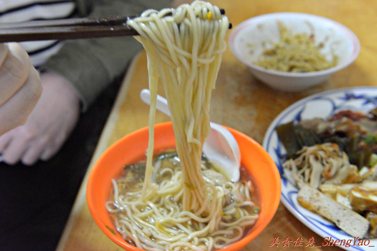[台中清水]味香麵店 – 陪伴著無數在地清水人從小到大的回憶,素稱”高美大飯店”,簡單樸實的味道,便宜又大碗,每到中午用餐時段客人總是大排長龍。
