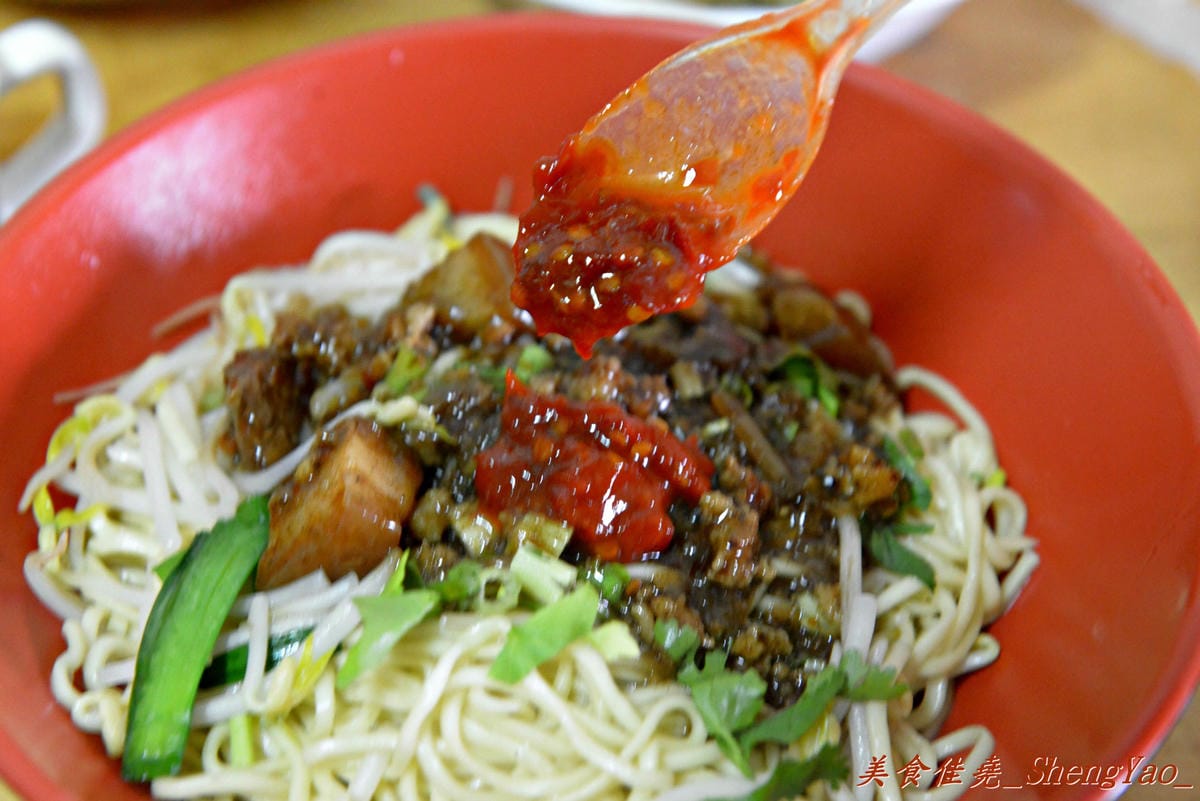 [台中清水]味香麵店 – 陪伴著無數在地清水人從小到大的回憶,素稱”高美大飯店”,簡單樸實的味道,便宜又大碗,每到中午用餐時段客人總是大排長龍。