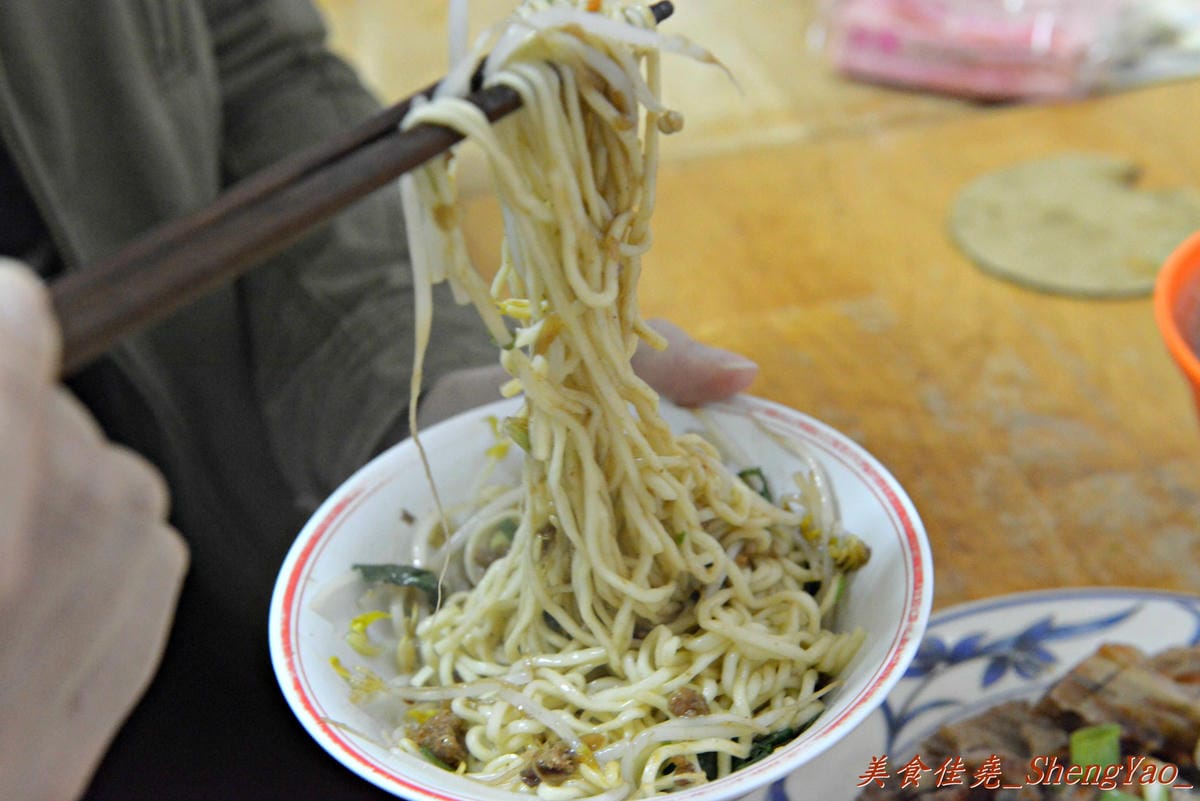 [台中清水]味香麵店 – 陪伴著無數在地清水人從小到大的回憶,素稱”高美大飯店”,簡單樸實的味道,便宜又大碗,每到中午用餐時段客人總是大排長龍。
