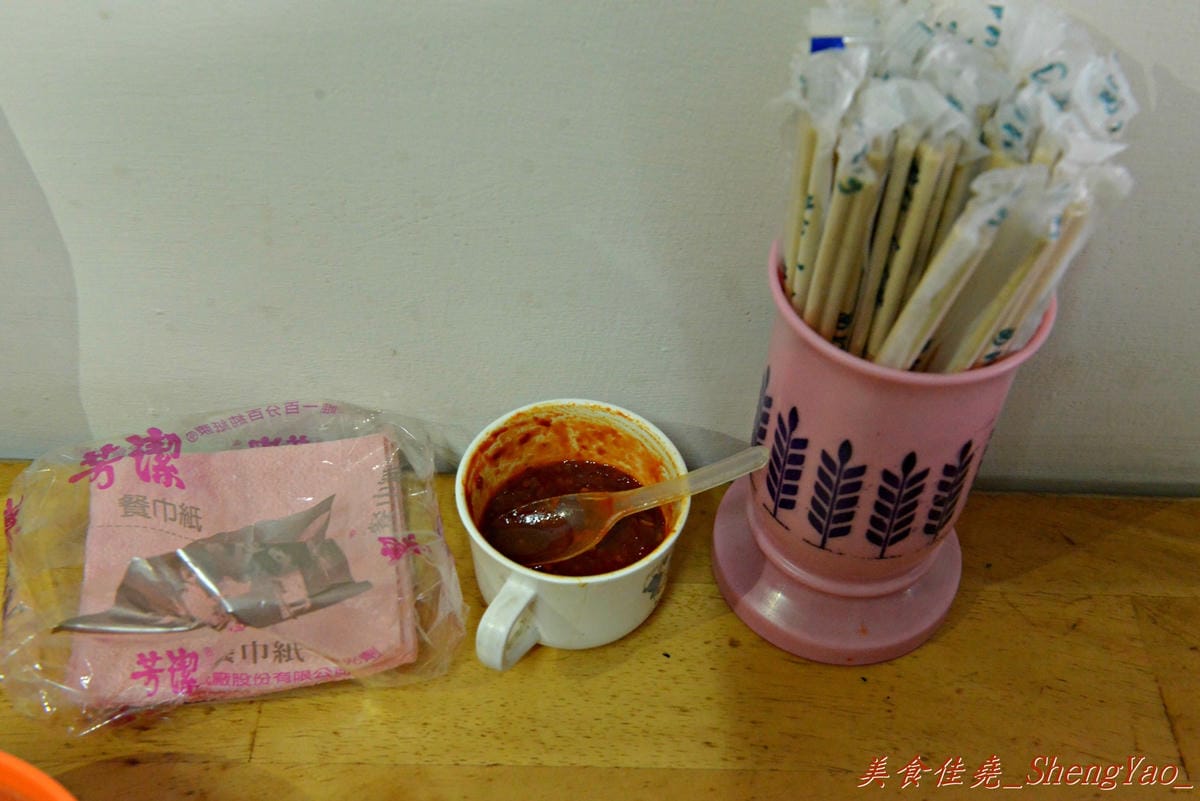 [台中清水]味香麵店 – 陪伴著無數在地清水人從小到大的回憶,素稱”高美大飯店”,簡單樸實的味道,便宜又大碗,每到中午用餐時段客人總是大排長龍。
