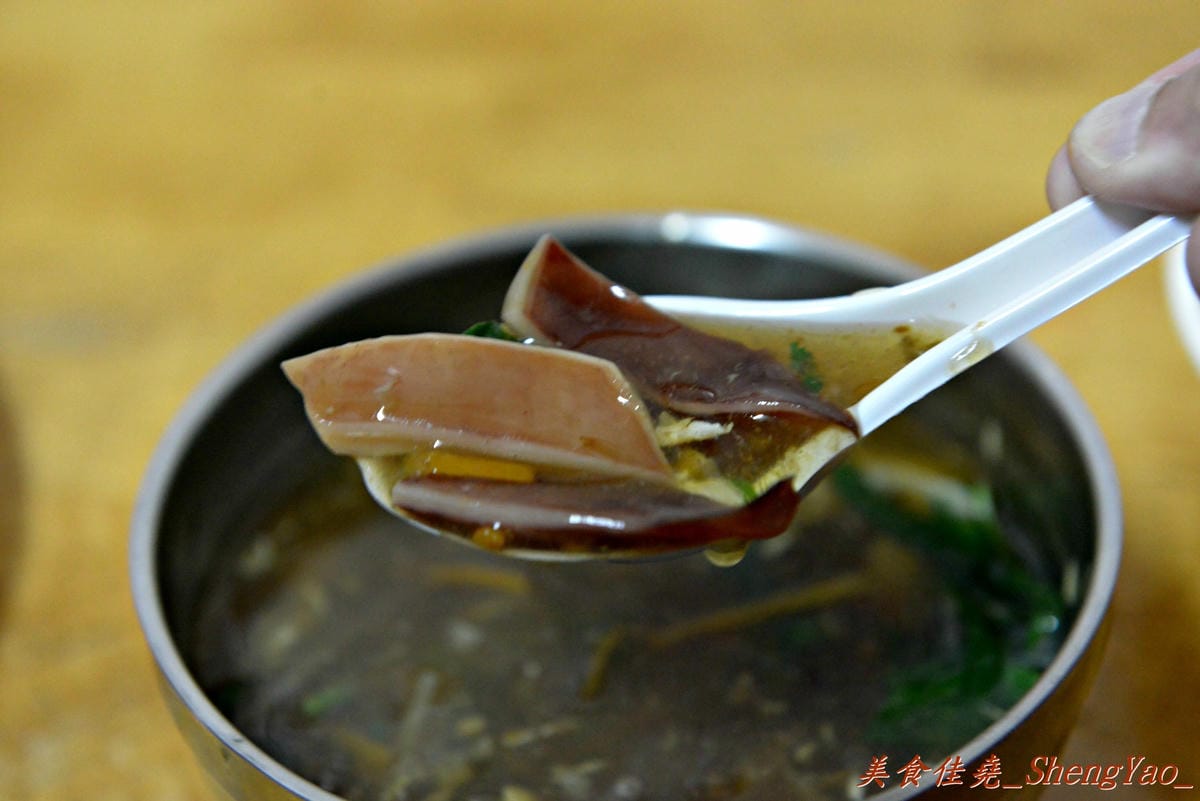 [台中清水]味香麵店 – 陪伴著無數在地清水人從小到大的回憶,素稱”高美大飯店”,簡單樸實的味道,便宜又大碗,每到中午用餐時段客人總是大排長龍。