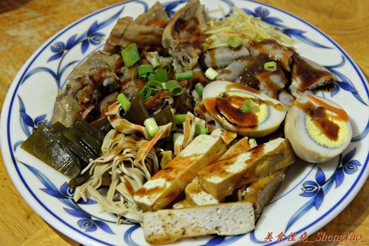 [台中清水]味香麵店 – 陪伴著無數在地清水人從小到大的回憶,素稱”高美大飯店”,簡單樸實的味道,便宜又大碗,每到中午用餐時段客人總是大排長龍。