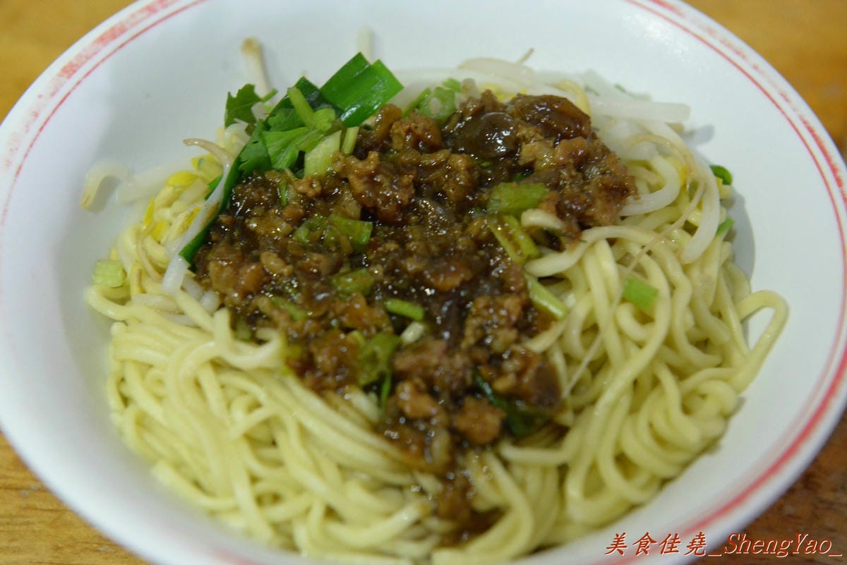 [台中清水]味香麵店 – 陪伴著無數在地清水人從小到大的回憶,素稱”高美大飯店”,簡單樸實的味道,便宜又大碗,每到中午用餐時段客人總是大排長龍。