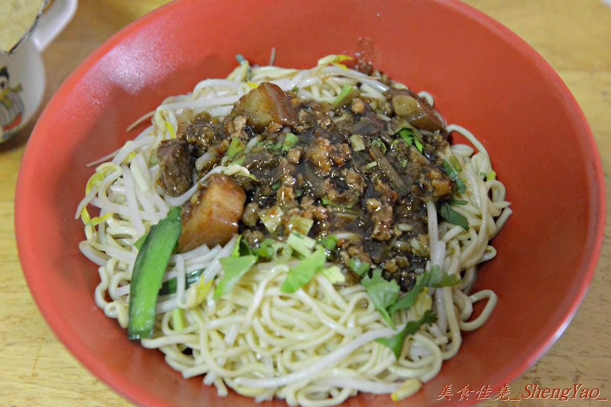 [台中清水]味香麵店 – 陪伴著無數在地清水人從小到大的回憶,素稱”高美大飯店”,簡單樸實的味道,便宜又大碗,每到中午用餐時段客人總是大排長龍。