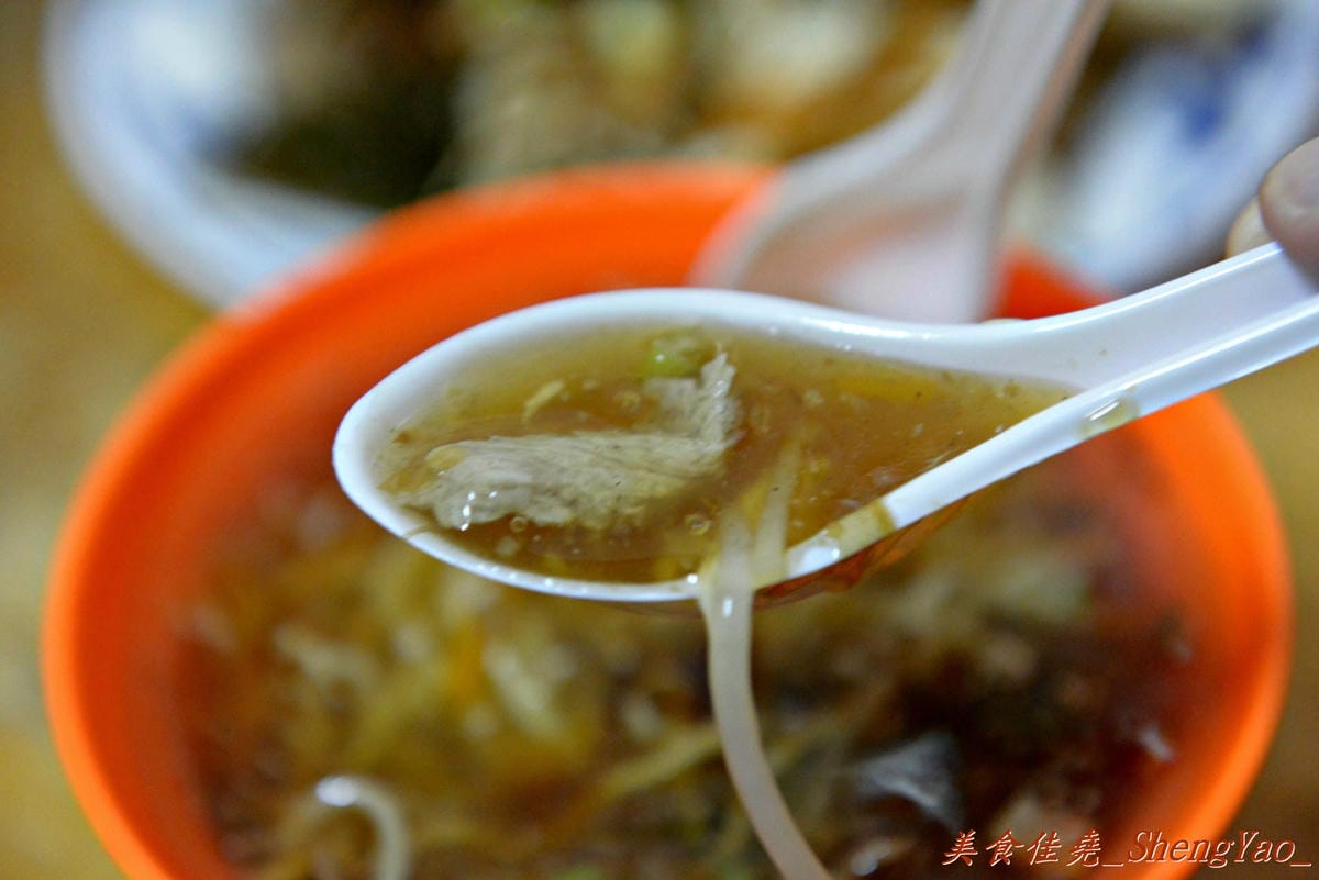 [台中清水]味香麵店 – 陪伴著無數在地清水人從小到大的回憶,素稱”高美大飯店”,簡單樸實的味道,便宜又大碗,每到中午用餐時段客人總是大排長龍。