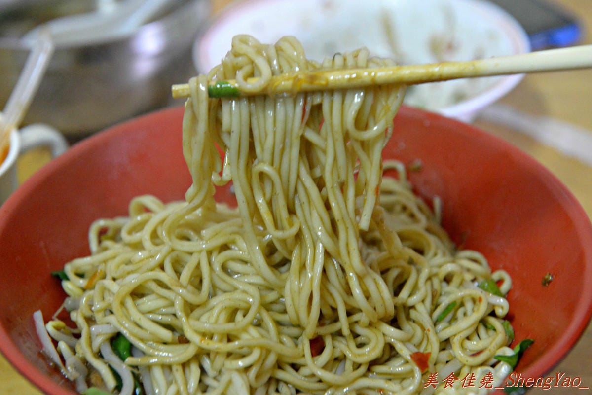 [台中清水]味香麵店 – 陪伴著無數在地清水人從小到大的回憶,素稱”高美大飯店”,簡單樸實的味道,便宜又大碗,每到中午用餐時段客人總是大排長龍。