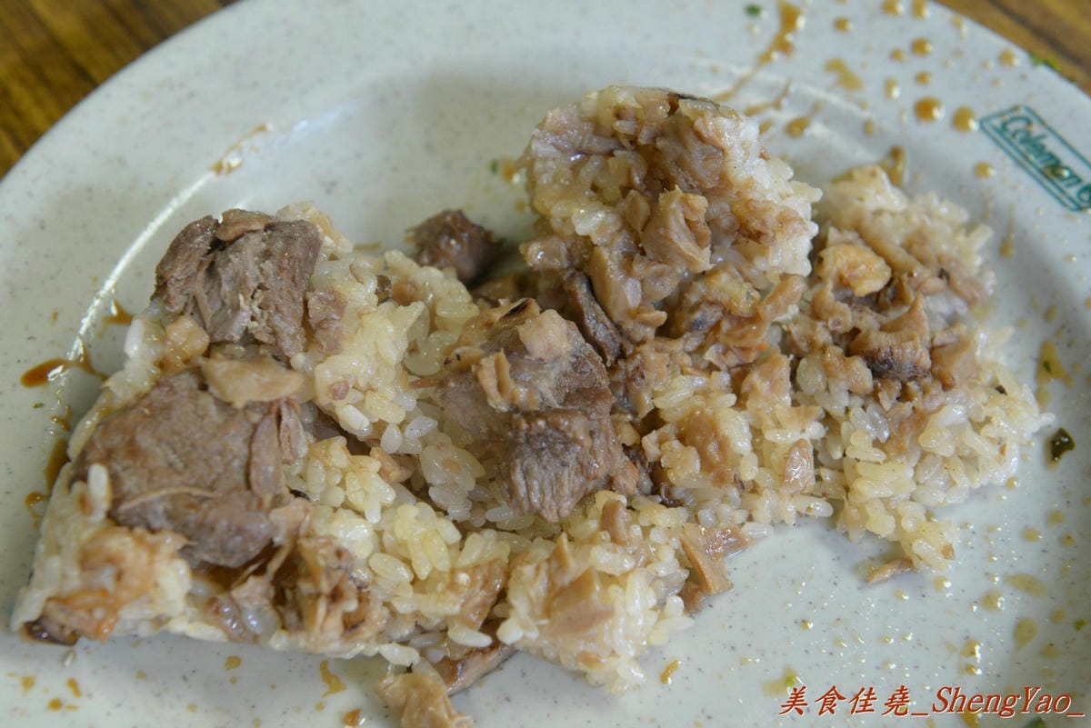 [台中清水]客庄麵店小吃 – 連清水人幾乎都不知道的超隱藏版小吃攤,價格便宜、份量驚人,店內充滿古早鄉土味,連煮菜都還是用灶,來這吃東西就像是回到鄉下阿嬤家用餐那樣倍感親切。