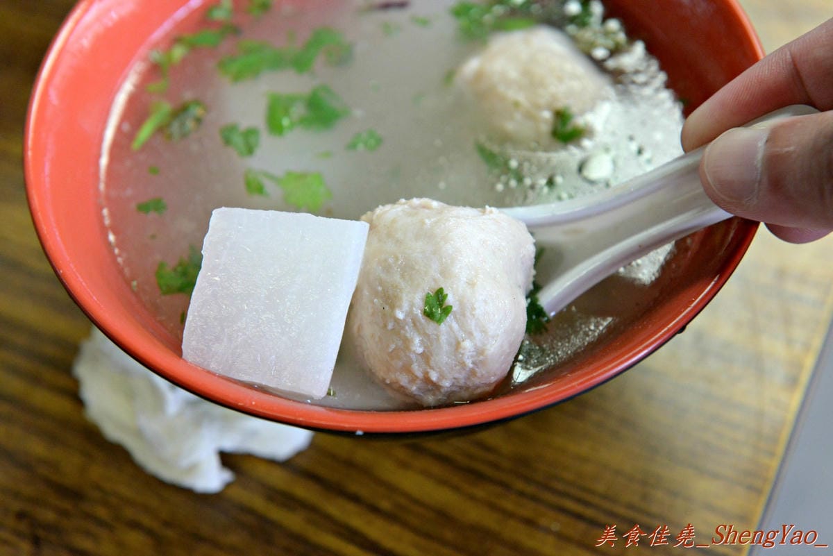 [台中清水]客庄麵店小吃 – 連清水人幾乎都不知道的超隱藏版小吃攤,價格便宜、份量驚人,店內充滿古早鄉土味,連煮菜都還是用灶,來這吃東西就像是回到鄉下阿嬤家用餐那樣倍感親切。