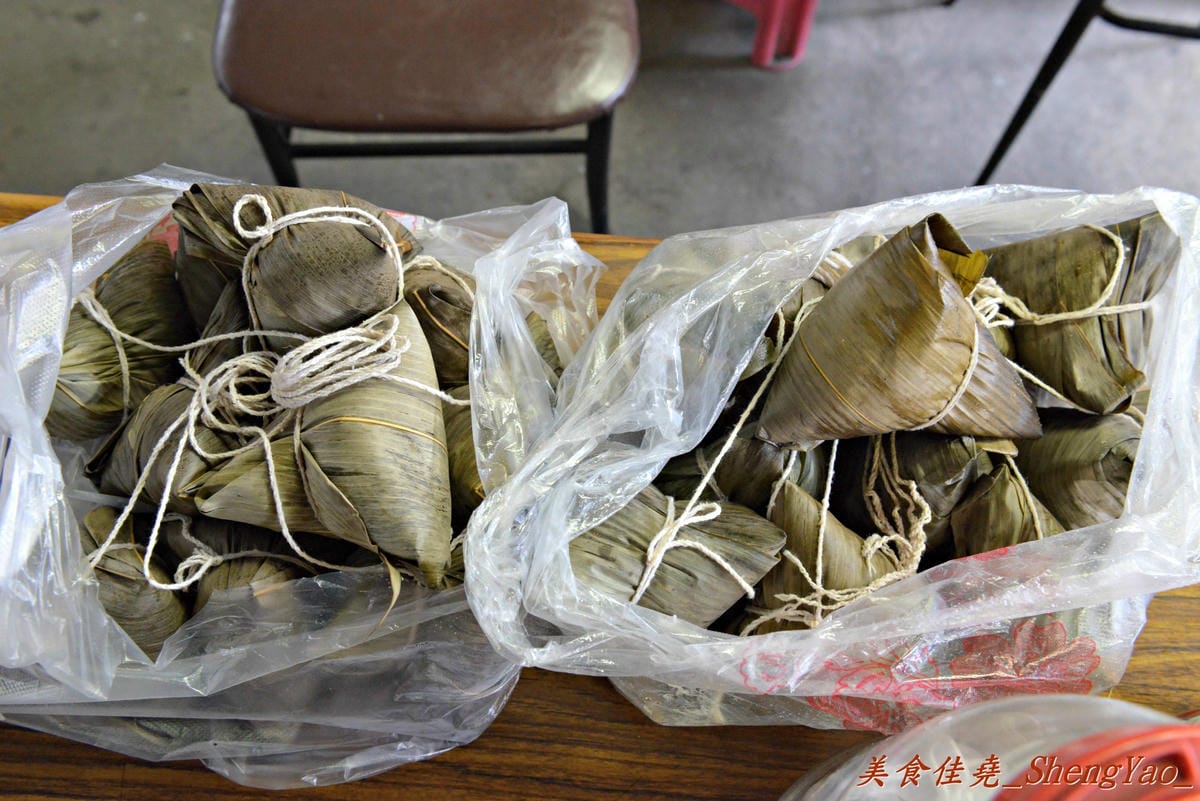 [台中清水]客庄麵店小吃 – 連清水人幾乎都不知道的超隱藏版小吃攤,價格便宜、份量驚人,店內充滿古早鄉土味,連煮菜都還是用灶,來這吃東西就像是回到鄉下阿嬤家用餐那樣倍感親切。