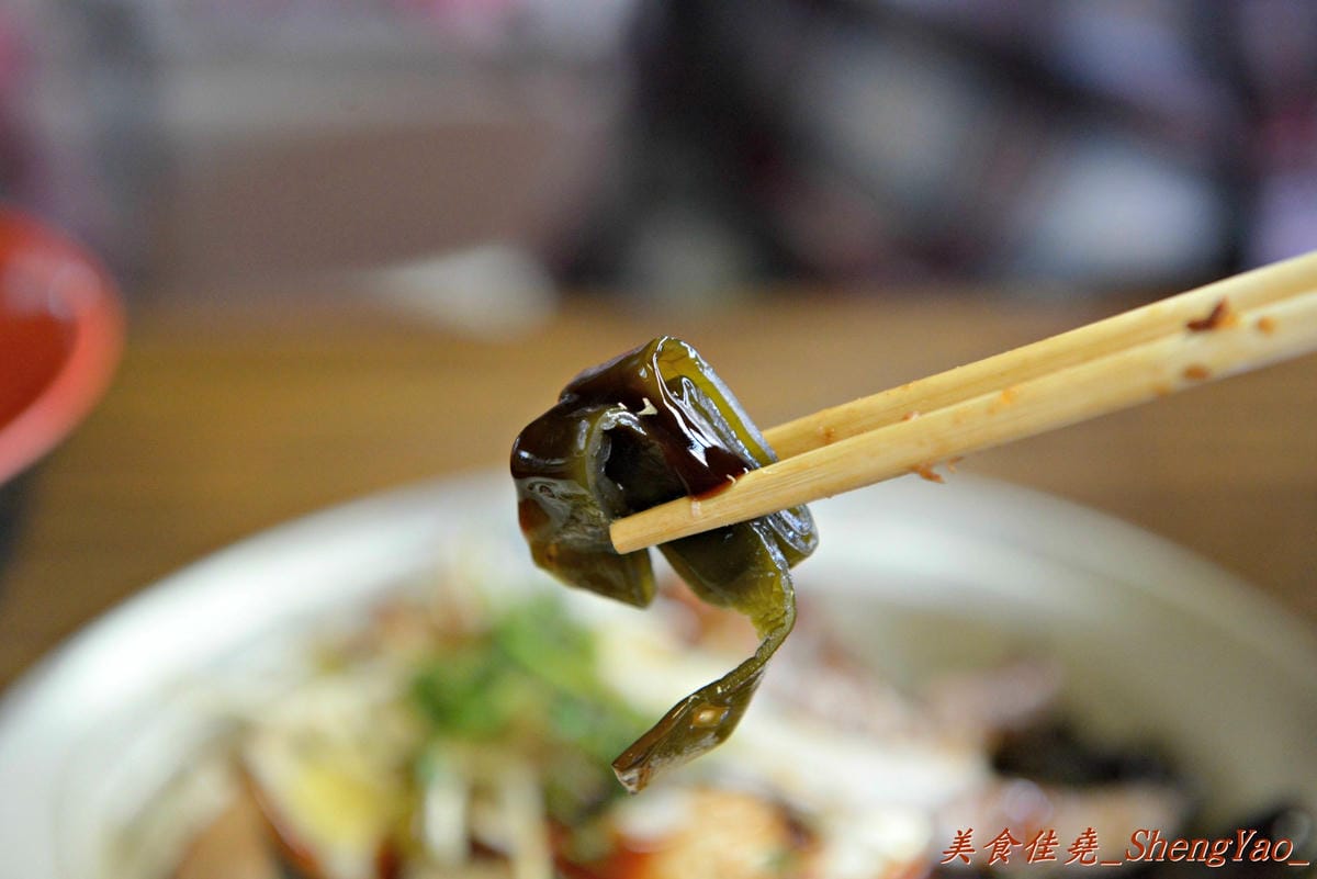 [台中清水]客庄麵店小吃 – 連清水人幾乎都不知道的超隱藏版小吃攤,價格便宜、份量驚人,店內充滿古早鄉土味,連煮菜都還是用灶,來這吃東西就像是回到鄉下阿嬤家用餐那樣倍感親切。