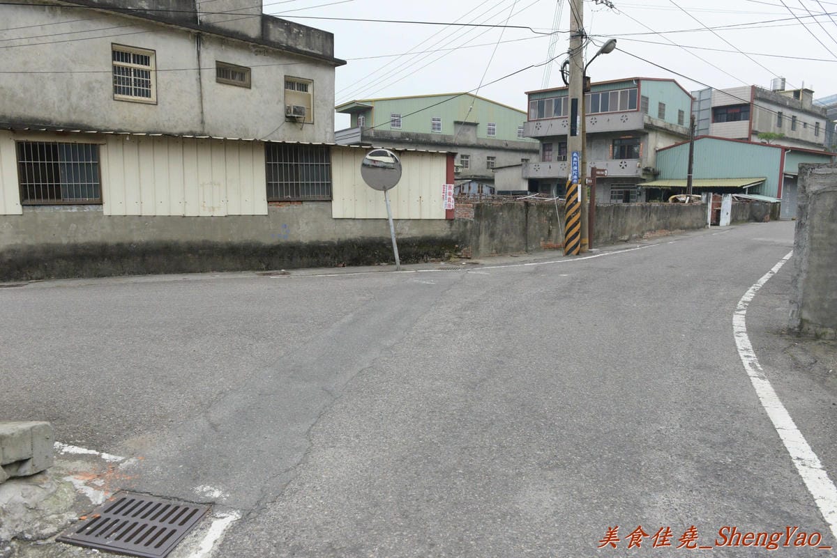[台中清水]客庄麵店小吃 – 連清水人幾乎都不知道的超隱藏版小吃攤,價格便宜、份量驚人,店內充滿古早鄉土味,連煮菜都還是用灶,來這吃東西就像是回到鄉下阿嬤家用餐那樣倍感親切。