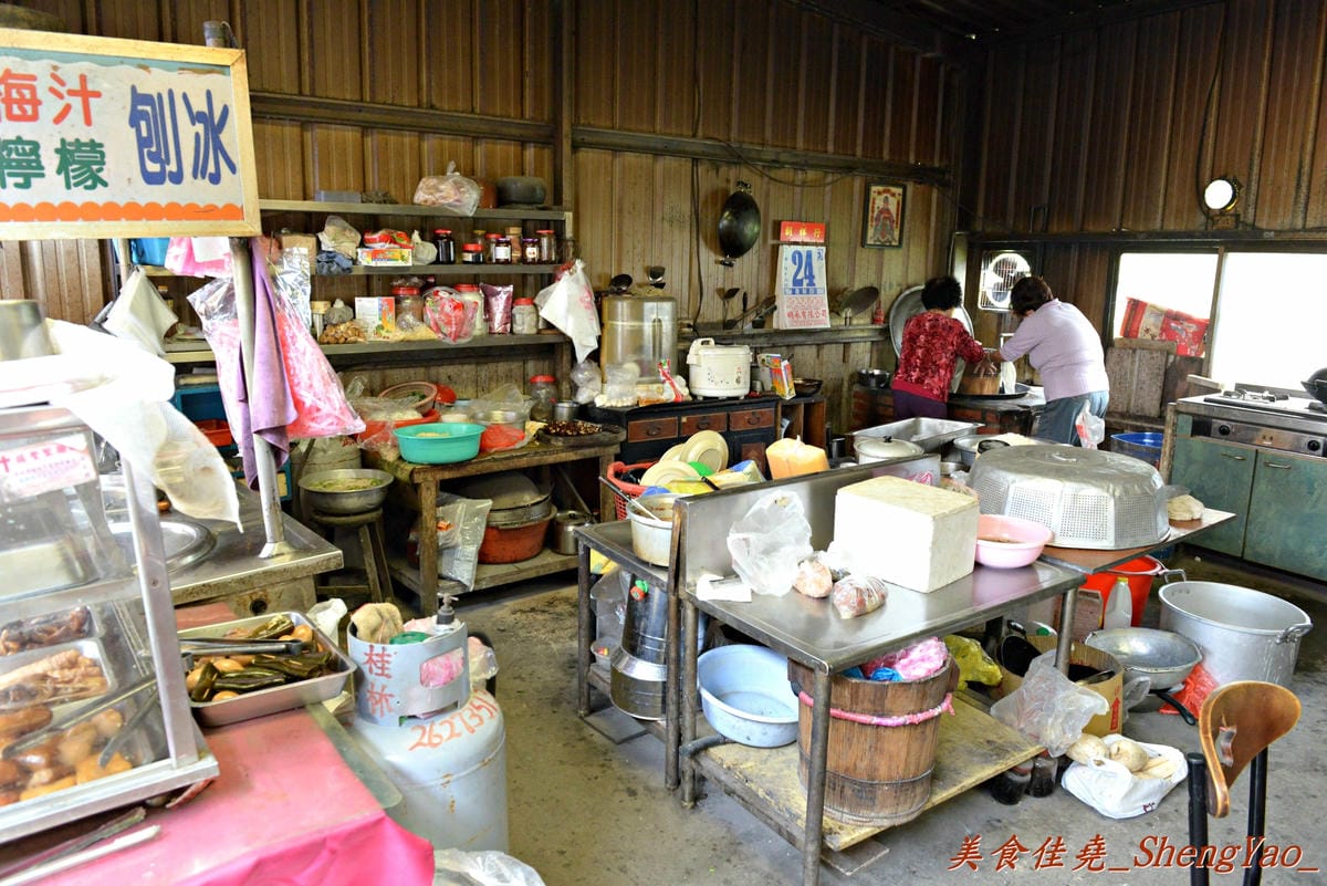 [台中清水]客庄麵店小吃 – 連清水人幾乎都不知道的超隱藏版小吃攤,價格便宜、份量驚人,店內充滿古早鄉土味,連煮菜都還是用灶,來這吃東西就像是回到鄉下阿嬤家用餐那樣倍感親切。