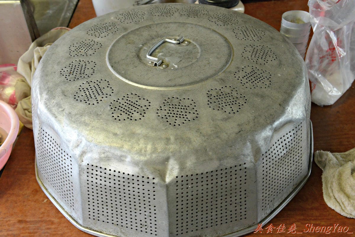 [台中清水]客庄麵店小吃 – 連清水人幾乎都不知道的超隱藏版小吃攤,價格便宜、份量驚人,店內充滿古早鄉土味,連煮菜都還是用灶,來這吃東西就像是回到鄉下阿嬤家用餐那樣倍感親切。