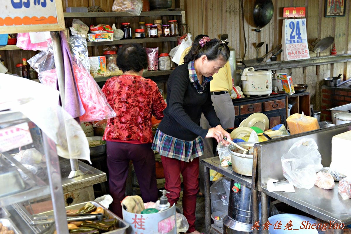 [台中清水]客庄麵店小吃 – 連清水人幾乎都不知道的超隱藏版小吃攤,價格便宜、份量驚人,店內充滿古早鄉土味,連煮菜都還是用灶,來這吃東西就像是回到鄉下阿嬤家用餐那樣倍感親切。