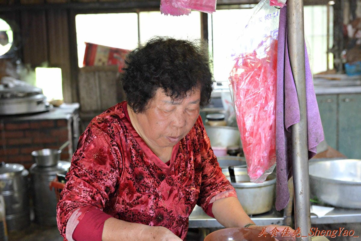 [台中清水]客庄麵店小吃 – 連清水人幾乎都不知道的超隱藏版小吃攤,價格便宜、份量驚人,店內充滿古早鄉土味,連煮菜都還是用灶,來這吃東西就像是回到鄉下阿嬤家用餐那樣倍感親切。