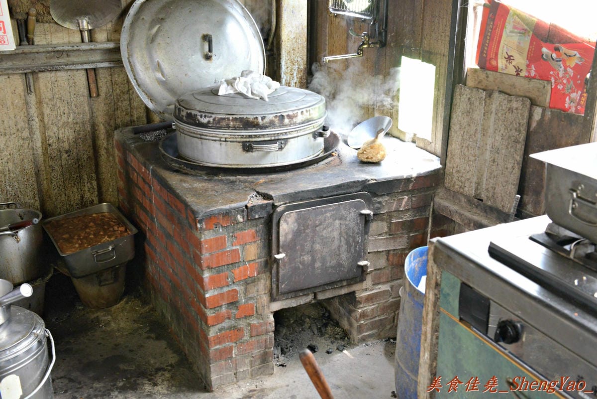 [台中清水]客庄麵店小吃 – 連清水人幾乎都不知道的超隱藏版小吃攤,價格便宜、份量驚人,店內充滿古早鄉土味,連煮菜都還是用灶,來這吃東西就像是回到鄉下阿嬤家用餐那樣倍感親切。
