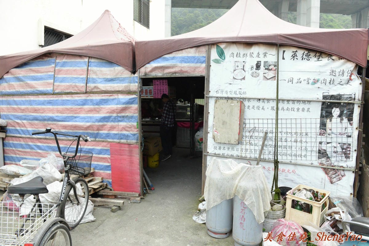 [台中清水]客庄麵店小吃 – 連清水人幾乎都不知道的超隱藏版小吃攤,價格便宜、份量驚人,店內充滿古早鄉土味,連煮菜都還是用灶,來這吃東西就像是回到鄉下阿嬤家用餐那樣倍感親切。