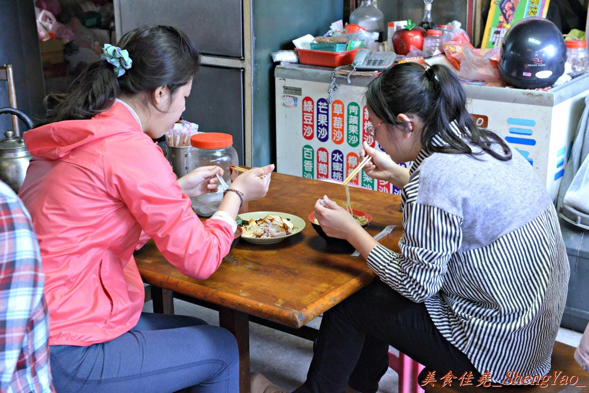 [台中清水]客庄麵店小吃 – 連清水人幾乎都不知道的超隱藏版小吃攤,價格便宜、份量驚人,店內充滿古早鄉土味,連煮菜都還是用灶,來這吃東西就像是回到鄉下阿嬤家用餐那樣倍感親切。