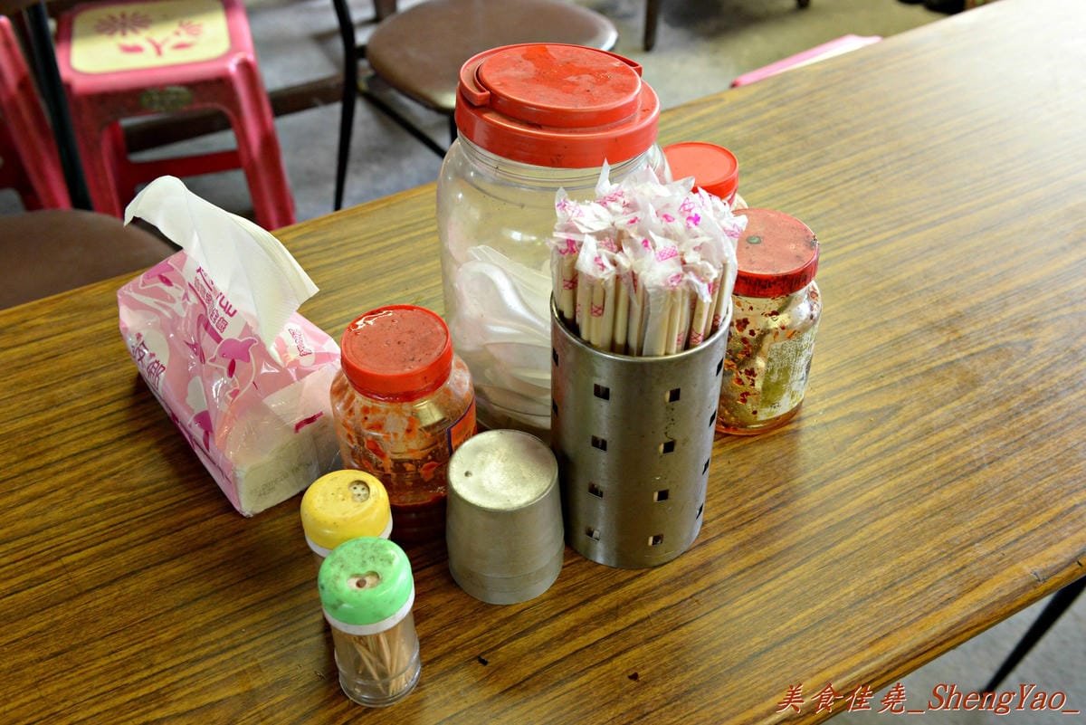 [台中清水]客庄麵店小吃 – 連清水人幾乎都不知道的超隱藏版小吃攤,價格便宜、份量驚人,店內充滿古早鄉土味,連煮菜都還是用灶,來這吃東西就像是回到鄉下阿嬤家用餐那樣倍感親切。