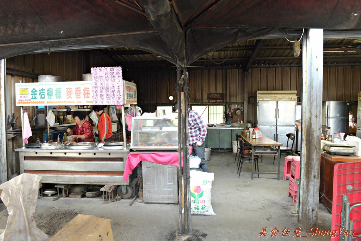 [台中清水]客庄麵店小吃 – 連清水人幾乎都不知道的超隱藏版小吃攤,價格便宜、份量驚人,店內充滿古早鄉土味,連煮菜都還是用灶,來這吃東西就像是回到鄉下阿嬤家用餐那樣倍感親切。