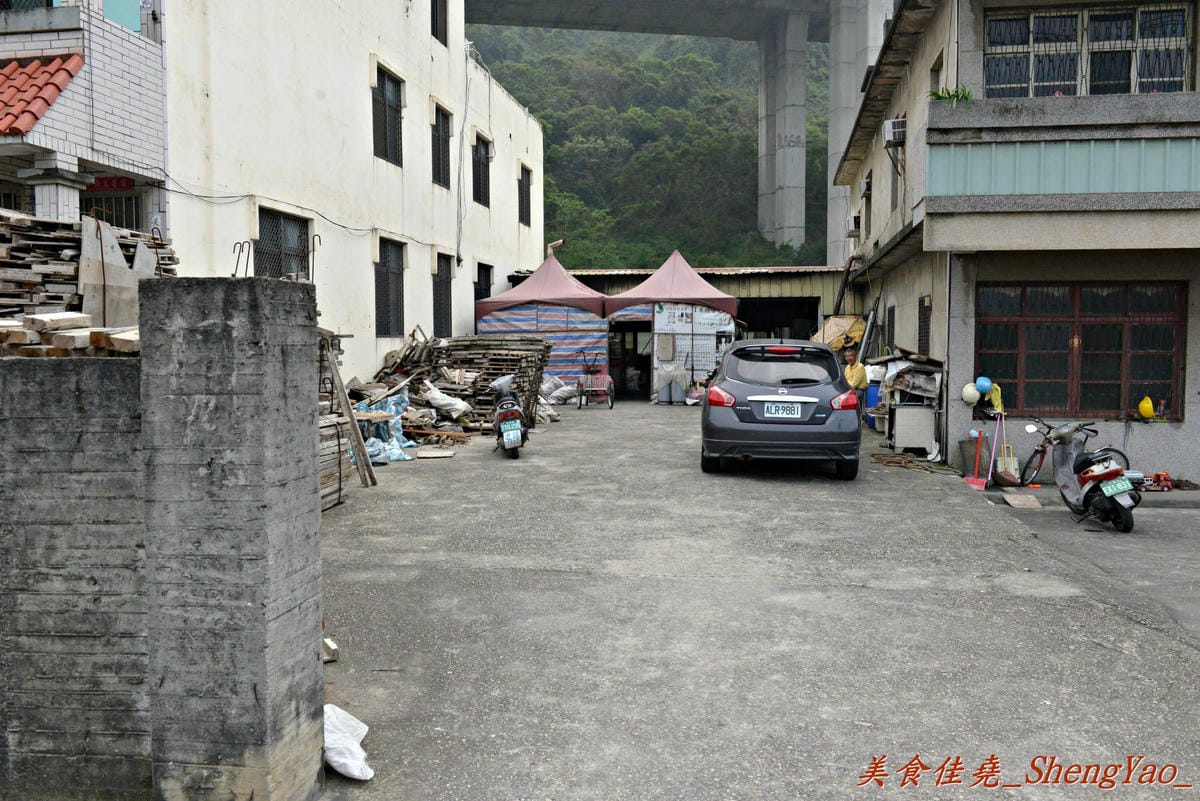 [台中清水]客庄麵店小吃 – 連清水人幾乎都不知道的超隱藏版小吃攤,價格便宜、份量驚人,店內充滿古早鄉土味,連煮菜都還是用灶,來這吃東西就像是回到鄉下阿嬤家用餐那樣倍感親切。