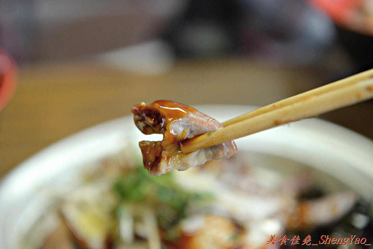 [台中清水]客庄麵店小吃 – 連清水人幾乎都不知道的超隱藏版小吃攤,價格便宜、份量驚人,店內充滿古早鄉土味,連煮菜都還是用灶,來這吃東西就像是回到鄉下阿嬤家用餐那樣倍感親切。