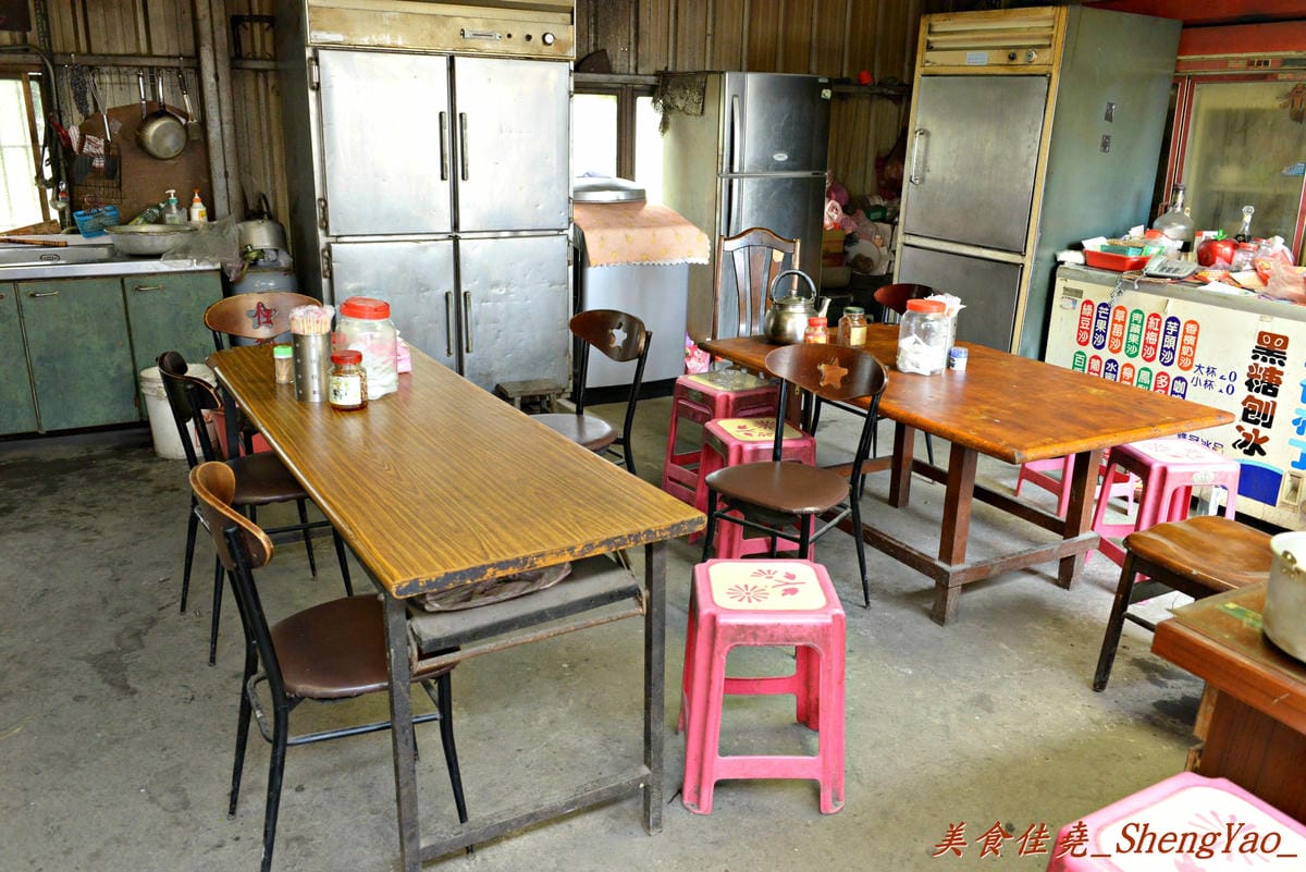 [台中清水]客庄麵店小吃 – 連清水人幾乎都不知道的超隱藏版小吃攤,價格便宜、份量驚人,店內充滿古早鄉土味,連煮菜都還是用灶,來這吃東西就像是回到鄉下阿嬤家用餐那樣倍感親切。