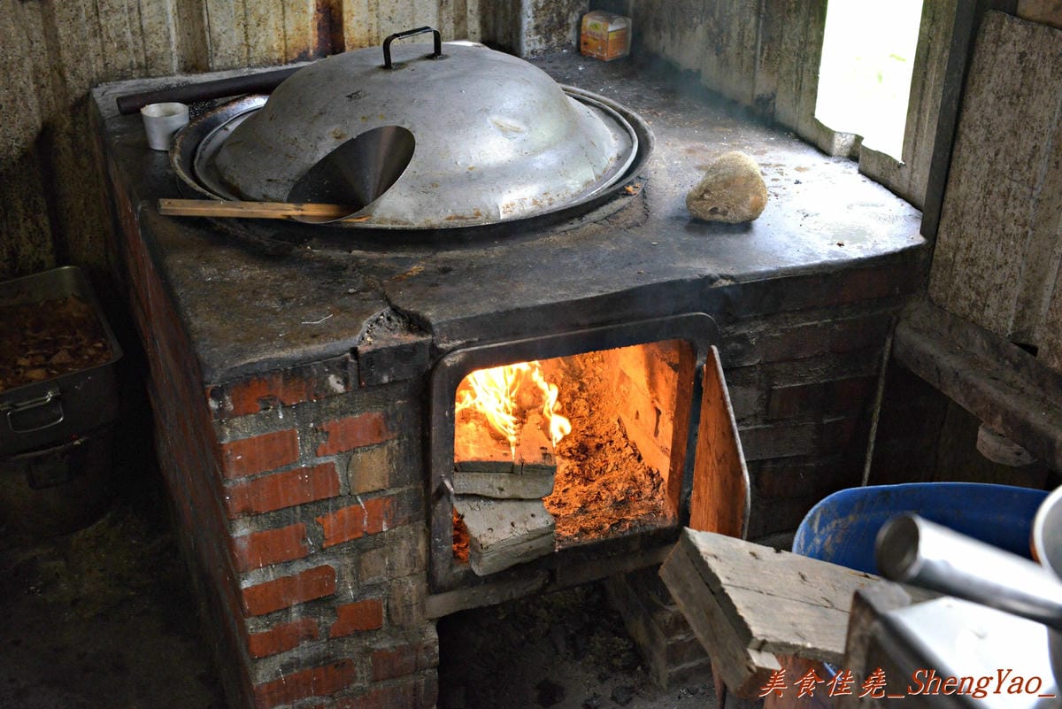 [台中清水]客庄麵店小吃 – 連清水人幾乎都不知道的超隱藏版小吃攤,價格便宜、份量驚人,店內充滿古早鄉土味,連煮菜都還是用灶,來這吃東西就像是回到鄉下阿嬤家用餐那樣倍感親切。