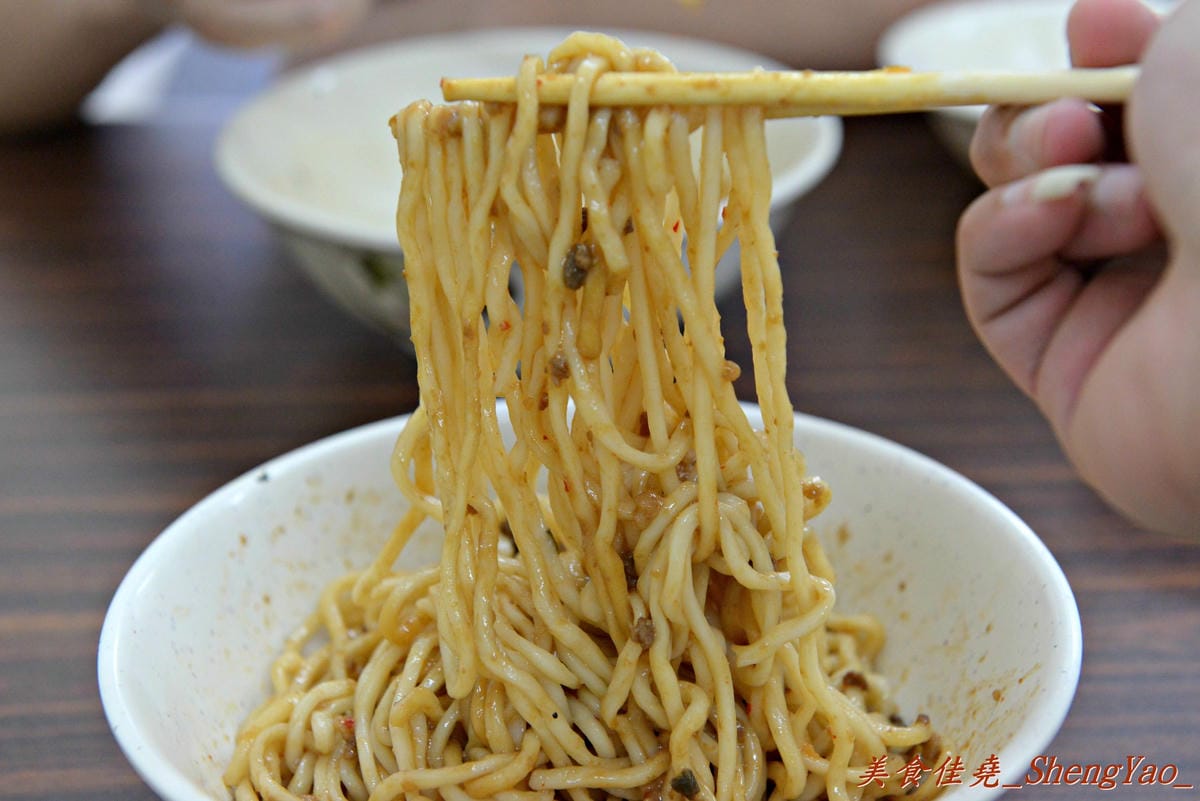 [台中西屯]老婆炸醬麵 – 逢甲大學旁超厲害的炸醬麵店,年輕帥哥老闆曾在國外念書,炸醬是傳承外省人爺爺的河南口味,酸菜來自媽媽的四川口味,再加上基底特製醬汁,味道上細膩有層次,真的從沒