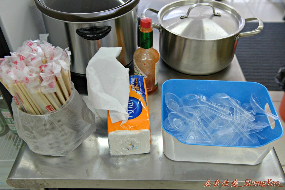[台中西屯]老婆炸醬麵 – 逢甲大學旁超厲害的炸醬麵店,年輕帥哥老闆曾在國外念書,炸醬是傳承外省人爺爺的河南口味,酸菜來自媽媽的四川口味,再加上基底特製醬汁,味道上細膩有層次,真的從沒
