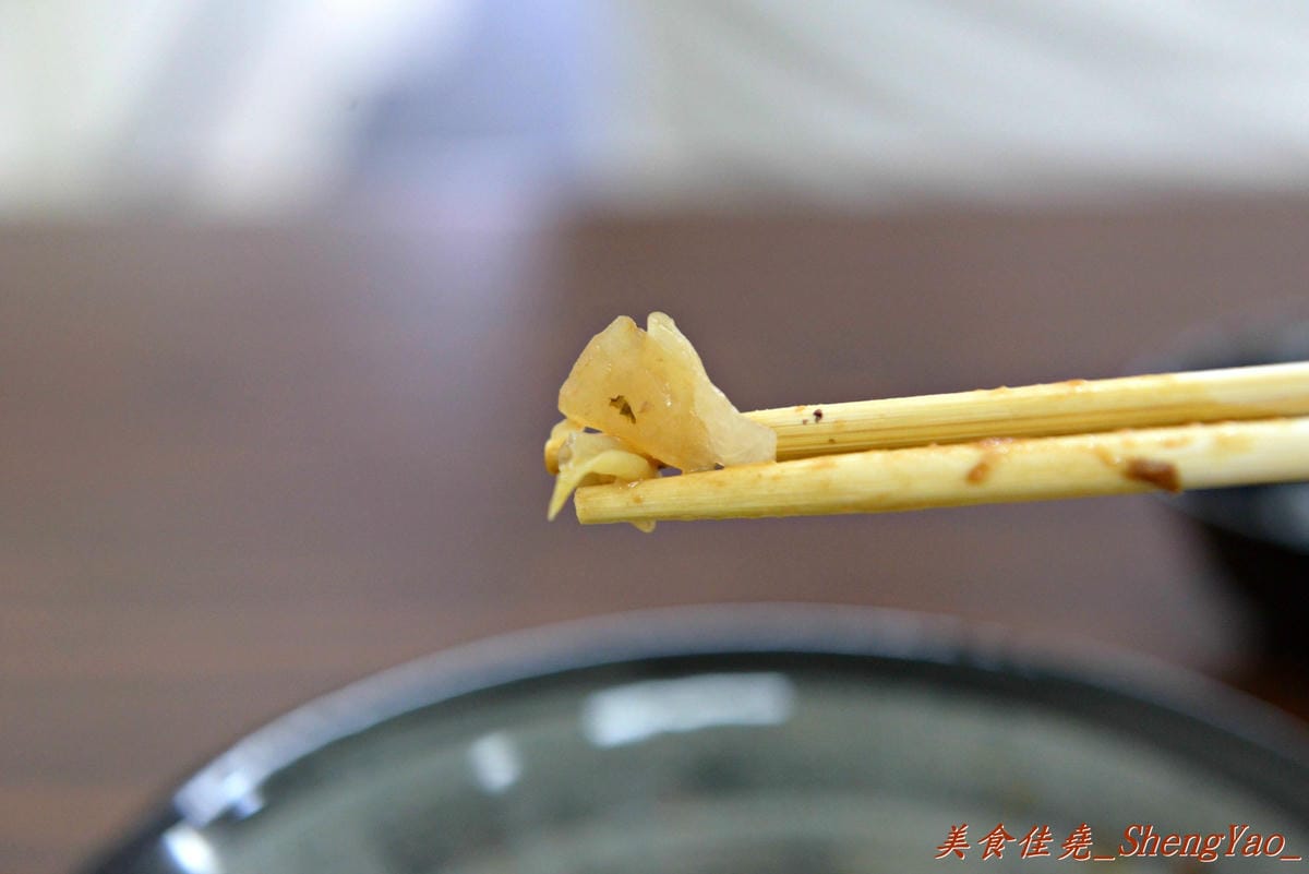 [台中西屯]老婆炸醬麵 – 逢甲大學旁超厲害的炸醬麵店,年輕帥哥老闆曾在國外念書,炸醬是傳承外省人爺爺的河南口味,酸菜來自媽媽的四川口味,再加上基底特製醬汁,味道上細膩有層次,真的從沒