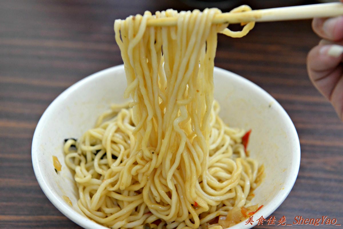 [台中西屯]老婆炸醬麵 – 逢甲大學旁超厲害的炸醬麵店,年輕帥哥老闆曾在國外念書,炸醬是傳承外省人爺爺的河南口味,酸菜來自媽媽的四川口味,再加上基底特製醬汁,味道上細膩有層次,真的從沒