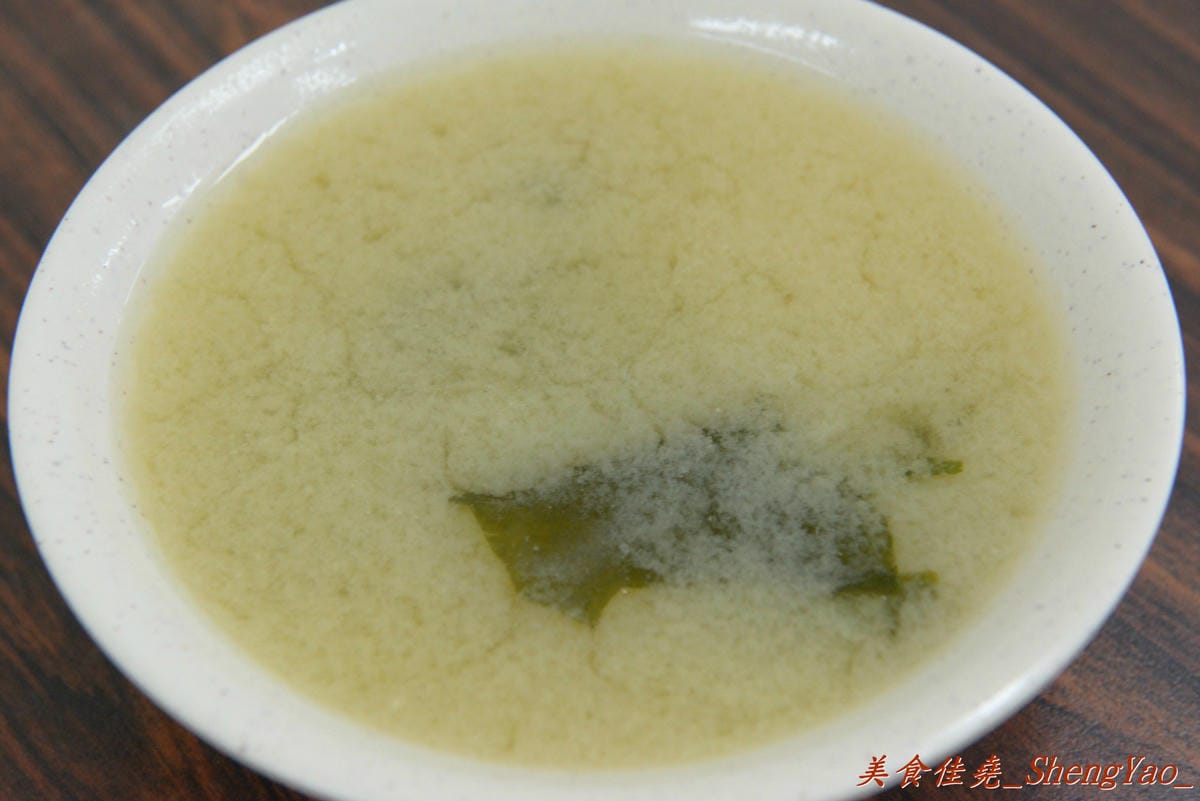 [台中西屯]老婆炸醬麵 – 逢甲大學旁超厲害的炸醬麵店,年輕帥哥老闆曾在國外念書,炸醬是傳承外省人爺爺的河南口味,酸菜來自媽媽的四川口味,再加上基底特製醬汁,味道上細膩有層次,真的從沒