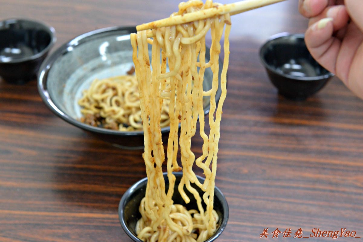[台中西屯]老婆炸醬麵 – 逢甲大學旁超厲害的炸醬麵店,年輕帥哥老闆曾在國外念書,炸醬是傳承外省人爺爺的河南口味,酸菜來自媽媽的四川口味,再加上基底特製醬汁,味道上細膩有層次,真的從沒