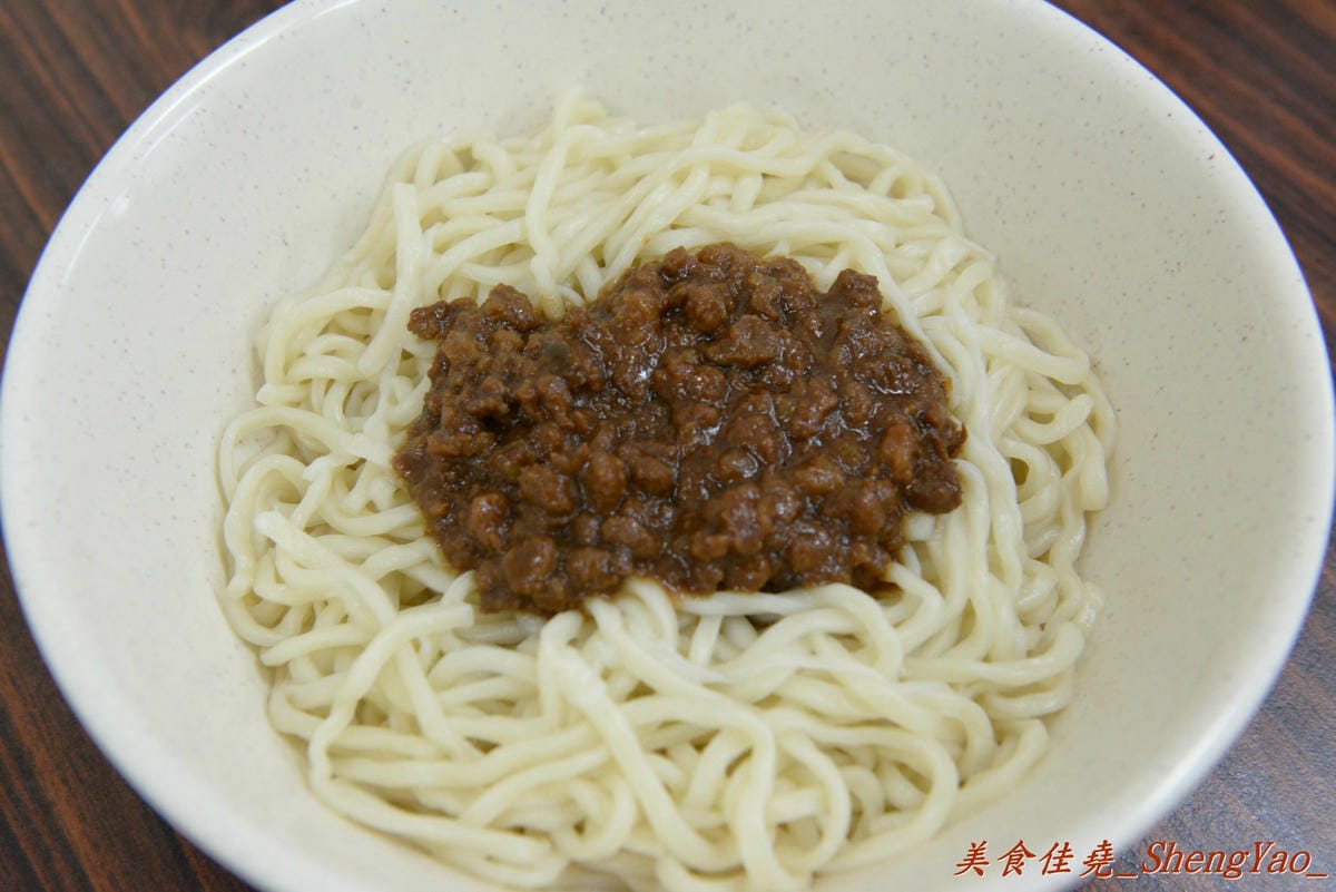 [台中西屯]老婆炸醬麵 – 逢甲大學旁超厲害的炸醬麵店,年輕帥哥老闆曾在國外念書,炸醬是傳承外省人爺爺的河南口味,酸菜來自媽媽的四川口味,再加上基底特製醬汁,味道上細膩有層次,真的從沒