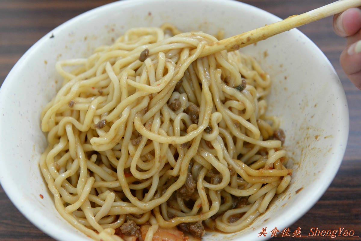 [台中西屯]老婆炸醬麵 – 逢甲大學旁超厲害的炸醬麵店,年輕帥哥老闆曾在國外念書,炸醬是傳承外省人爺爺的河南口味,酸菜來自媽媽的四川口味,再加上基底特製醬汁,味道上細膩有層次,真的從沒