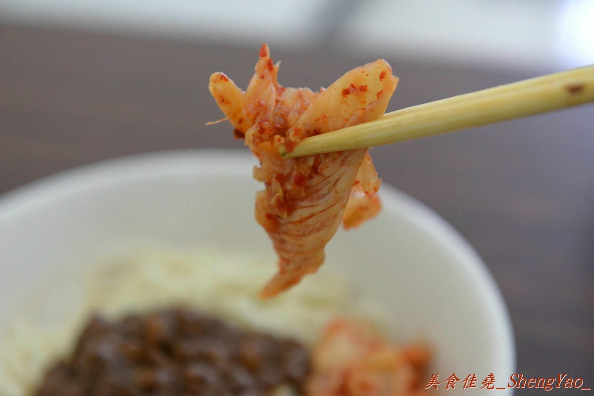 [台中西屯]老婆炸醬麵 – 逢甲大學旁超厲害的炸醬麵店,年輕帥哥老闆曾在國外念書,炸醬是傳承外省人爺爺的河南口味,酸菜來自媽媽的四川口味,再加上基底特製醬汁,味道上細膩有層次,真的從沒