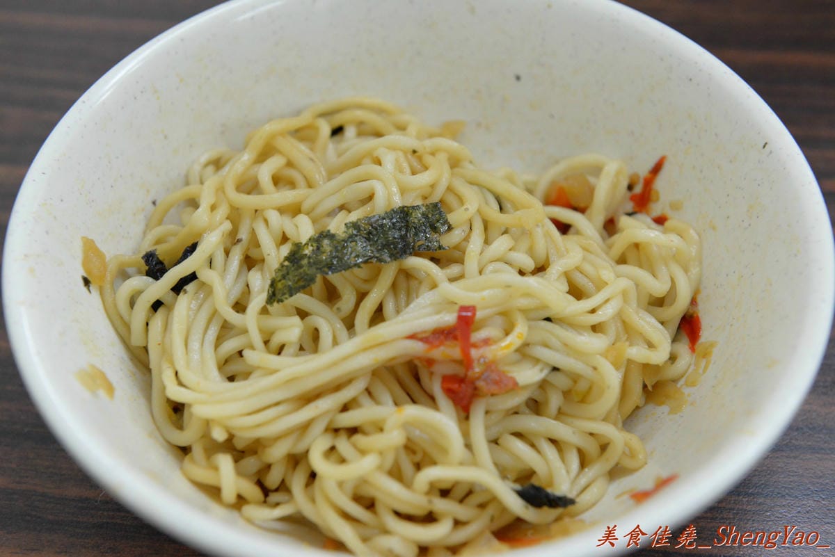 [台中西屯]老婆炸醬麵 – 逢甲大學旁超厲害的炸醬麵店,年輕帥哥老闆曾在國外念書,炸醬是傳承外省人爺爺的河南口味,酸菜來自媽媽的四川口味,再加上基底特製醬汁,味道上細膩有層次,真的從沒