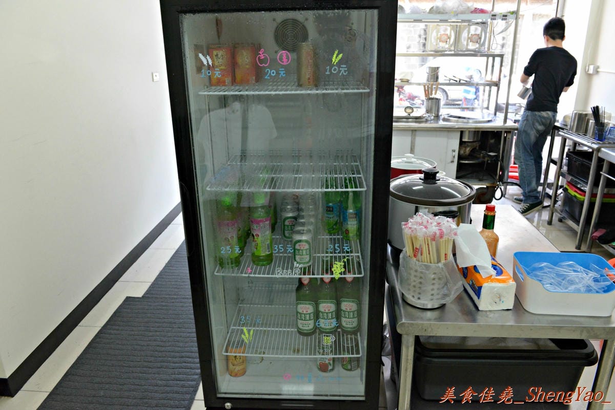 [台中西屯]老婆炸醬麵 – 逢甲大學旁超厲害的炸醬麵店,年輕帥哥老闆曾在國外念書,炸醬是傳承外省人爺爺的河南口味,酸菜來自媽媽的四川口味,再加上基底特製醬汁,味道上細膩有層次,真的從沒