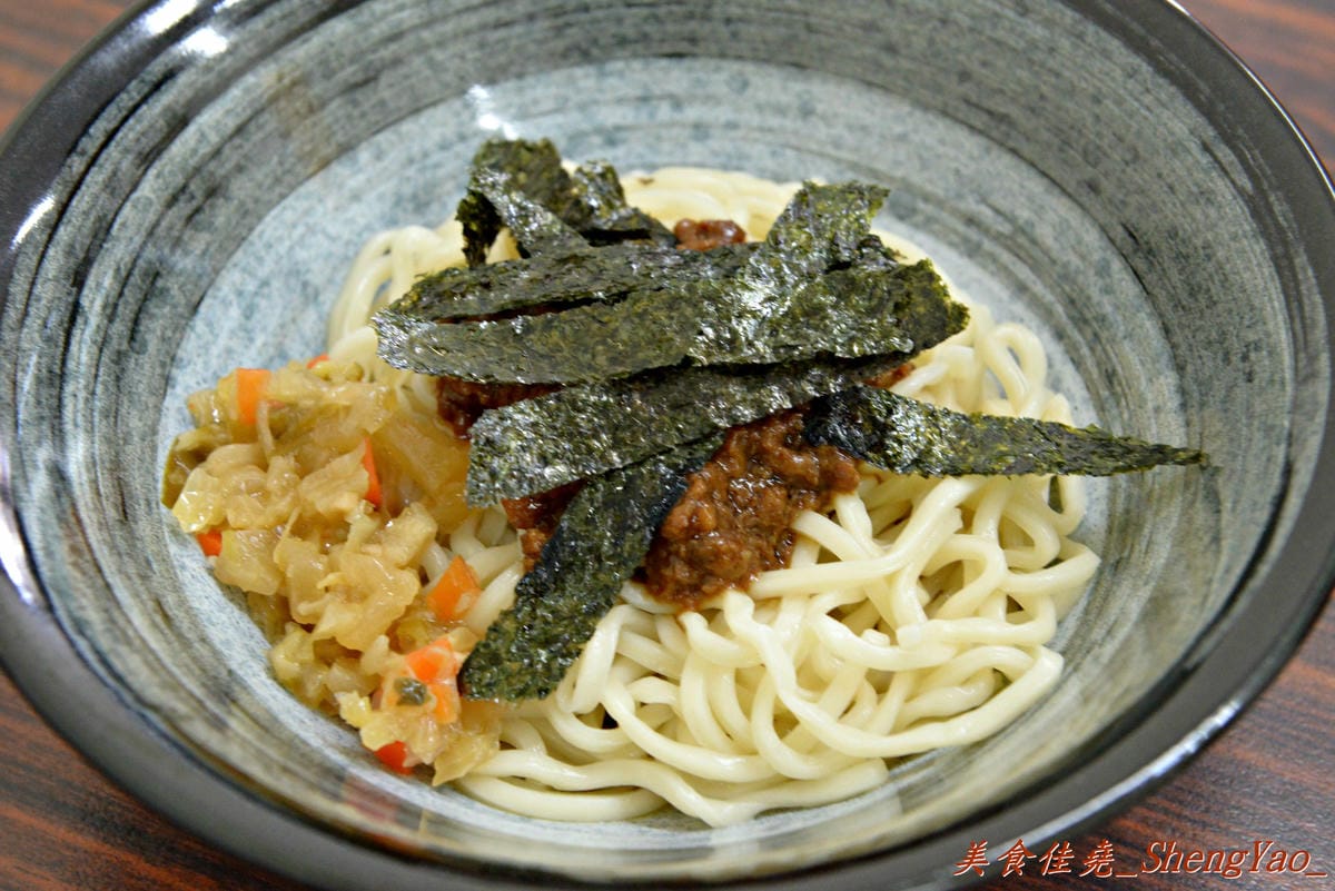 [台中西屯]老婆炸醬麵 – 逢甲大學旁超厲害的炸醬麵店,年輕帥哥老闆曾在國外念書,炸醬是傳承外省人爺爺的河南口味,酸菜來自媽媽的四川口味,再加上基底特製醬汁,味道上細膩有層次,真的從沒