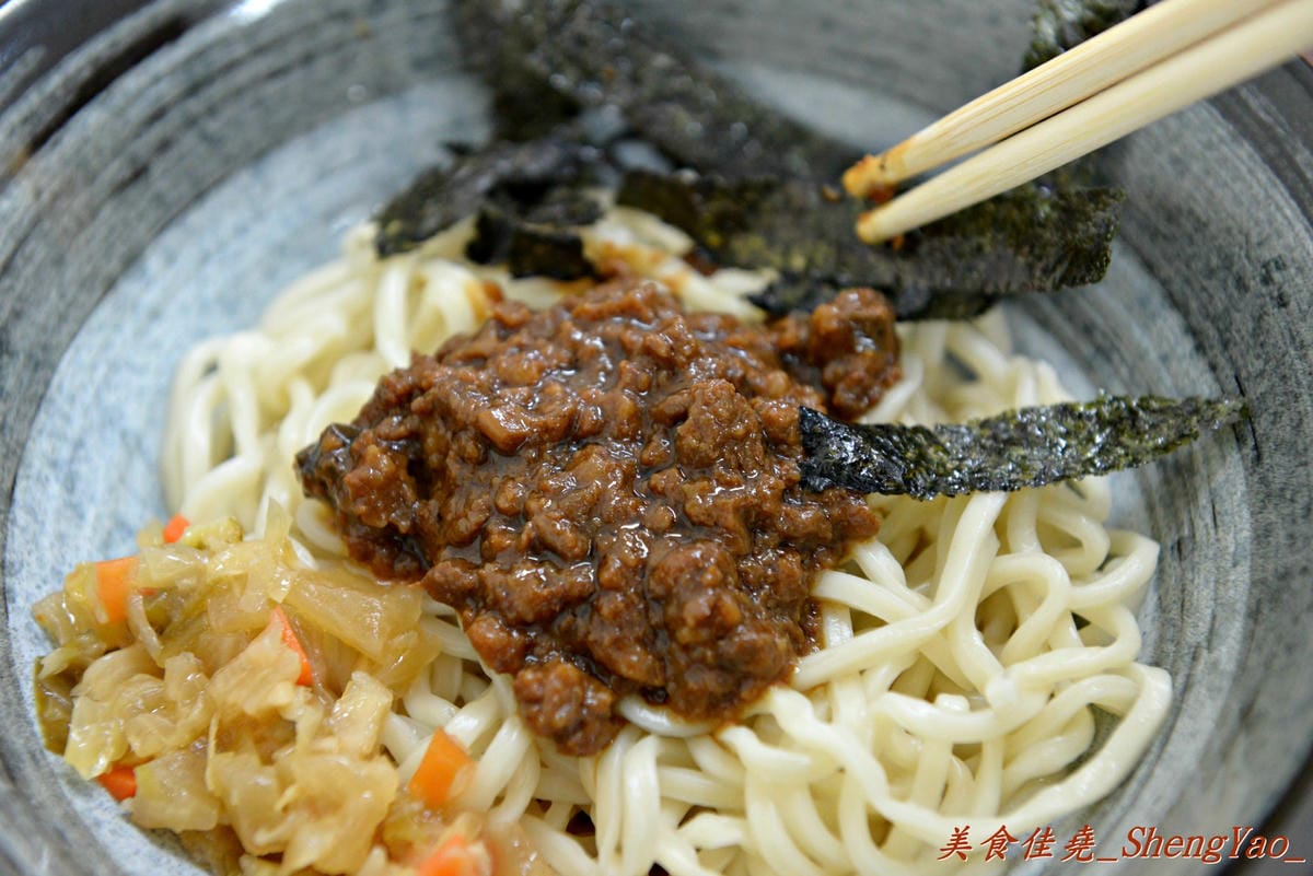 [台中西屯]老婆炸醬麵 – 逢甲大學旁超厲害的炸醬麵店,年輕帥哥老闆曾在國外念書,炸醬是傳承外省人爺爺的河南口味,酸菜來自媽媽的四川口味,再加上基底特製醬汁,味道上細膩有層次,真的從沒